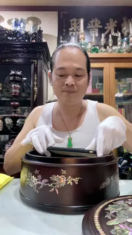 Hồi 3 tuổi, Em bắt đầu tiếp xúc với sắc màu của ốc xà cừ… trải qua gần 5 thập kỷ, tây học, ta học, Em có một niềm say mê bất tận, ngũ sắc xà cừ và những đồ án thuần Nho thuần Việt. #đammêmỹnghệ #minhphannguyen6 #videoviral #thankyou #trending #mỹnghệ #thủcông #ốcxàcừ #cẩnốcxàcừ #mỹthuật #ốplưngđiệnthoại 