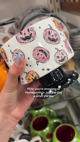 What the heck is going on lol #homegoodshalloween #homegoodshalloween2024 #homegoodsfinds #homegoodsshopping #homegoodsshopwithme #halloween2024 #pinkhalloween #homegoods #halloweentok #halloweeninjuly 