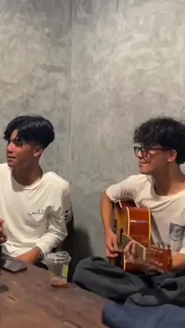 วันนี้เพื่อนผมบินตรงจากยุโรปกลับมาเพื่อมาร้องเพลงนี้ให้ทุกคนฟัง เป็นกำลังใจให้ด้วยครับ 😎🤣 เจ้าของภาษามาเองเลยครับ #เทรนด์วันนี้ #fyp #viral #foryou #coverlagu #tiktok 