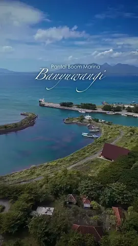 Banyuwangi memang gak pernah abis2 spot fotogeniknya😍 Salahsatunya Pantai Boom Marina, bener2 indah kalo dilihat dari atas Siapa nih yang sering main kesini ☝️ ? . . — 📍Pantai Boom Marina 💵 5k 🎥  @mbolangsebentar   #wisatabanyuwangi #explorebanyuwangi #bwi24jam #banyuwangi_hitss #viral #infoviral #videoviral #pantaiboom #banyuwangihits 