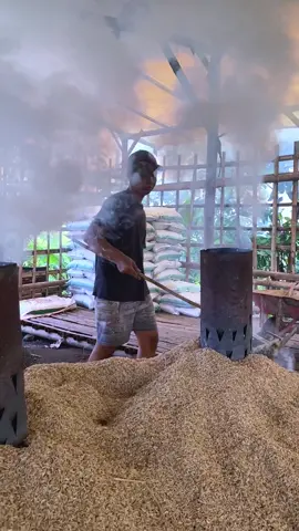 Ubah kulit padi bernilai ekonomi tinggi 🌾 #padi #petanipadi #ekonomi #usahakecilkecilan 