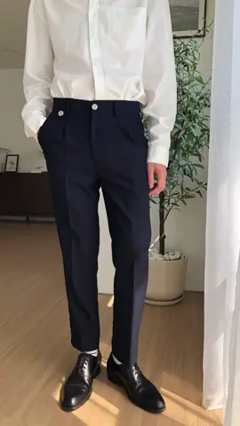 KINS | NEW ARRIVAL 'KN222'  กางเกงสแล็คทรงกระบอกเล็ก  ดีเทลลูกเล่นกระดุมตรงมุมกางเกงขวา  เนื้อผ้าและคัตติ้งดีเยี่ยม มีจีบช่วงเอว ช่วยให้ทรงสวย ใส่สบายและดูดี #kins19studio #iwearkins #OOTD  #กางเกงขากระบอกเล็ก #กางเกงสแล็ค  #กางเกงสแล็คผู้ชายสไตล์เกาหลี