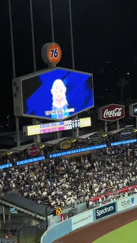 Gawr Gura singing take me out to the ball game at HoloLive night at the dogder game #hololive #hololiveclips #hololiveenglish #gawrgura #dodgers #7thinningstretch #hololivemoments 