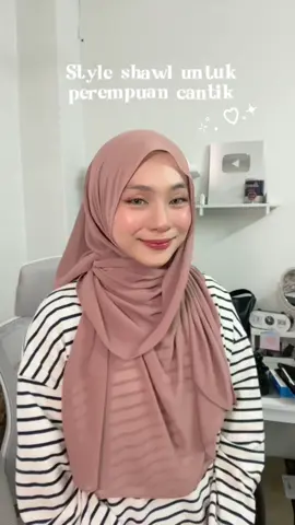 Replying to @fieykaaaaaa Okayy silaa try style ni yee cinta semuaaa 🫢❤️ #tutorialshawl #shaw #tutorialbawal #lyayachic 