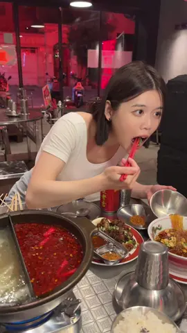 高雄有間很厲害的麻辣串串 正宗的成都味道 吃著滾燙的串串 配著清爽開胃的酸辣粉 必須推薦的是那個炸雞 有非常特別的香味，帶辣 是我近期之內吃到最好的 如果你喜歡麻辣鍋、炸雞、啤酒 那這裡絕對會是你一直在尋找的寶藏店家。 但下次吃串串記得就別穿白衣服了吧 消費方式： 個人獨享鴛鴦$380/人 附白飯、汽水、炸雞(小份) 串串x20 鍋底四選二:凰饗麻辣鍋/雞白湯鍋/ 蔥燒雞蛤蜊鍋(+$80)/麻奶香鍋(+ $80) 凰饗酸辣粉 $280 香香辣拌炸雞 $300 串串1串 $7 優惠活動 18:00-21:00 生啤買二送一 21:00-00:00生啤399喝到飽 #炸雞#麻辣鍋#串串#酸辣粉#高雄