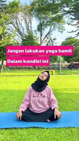 Yoga hamil memang memiliki banyak manfaat bagi bumil. Namun, Jangan lakukan yoga hamil saat Mom dalam kondisi ini yaa🤗 Jika ragu, konsultasikan dengan dokter sebelum melakukan yoga hamil/olahraga kehamilan lainnya💗🤗 ‼️Tips aman yoga hamil‼️  🤰Pilih kelas yoga hamil khusus.  🤰Dengarkan tubuh, jangan memaksakan diri.  🤰Berhenti jika pusing, mual, atau lelah.  🤰Minum air putih banyak sebelum, selama, dan setelah yoga.  🤰Kenakan pakaian longgar dan nyaman.  🤰Berlatih di ruangan sejuk dan berventilasi baik.  🤰Beri tahu instruktur yoga tentang kondisi kehamilan. ====================== ___Fasilitator Prenatal Gentle Yoga Purwokerto ___@mommily.id ☎️ Telp. 08158860005 (WA Admin) 📍Jl. K.H. Wachid Hasyim No.69 Karangklesem, Purwokerto Selatan #prenatalgentleyoga #prenatalgentleyogapurwokerto #prenatalgentleyogapurbalingga #yogaibuhamil #laranganbumil #tipsbumil #prenatalyogateacher 
