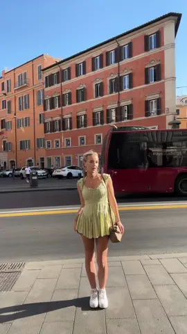 last ootd in Roma 🥝🫣 the flyaways are alot i know… #romeitaly #princessdress #OOTD #traveltok #traveloutfits #fyppp 