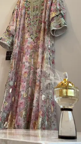 Price : 1350 تفصيل #abudhabi #unitedarabemirates #elegant #classy #traditional #uae #dress #الامارات #الامارات_العربية_المتحده🇦🇪 #مخور #مخاوير #ابوظبي #الظفره #العين #دبي 