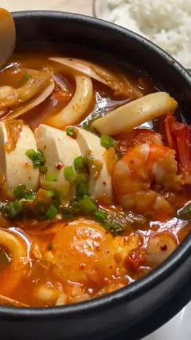 Kimchi seafood soup 🫢  #kimchi#seafood#kimchisoup#homecooking#homekitchen#tiktokcook#lunch#asianfood 