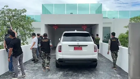 ผู้การหมอ ร่วมกรมอุทยาน ถือหมายบุกตรวจค้นบ้านชาวจีนเลี้ยงสิงโตในชั้นใต้ดิน อายัติรถหรูมูลค่าหลายสิบล้าน 2 คัน     วันที่ 5 ก.ค.67 พล.ต.ต.ธีระชัย ชำนาญหมอ ผบก.สส.ภ.2 พ.ต.อ.ทวี กุดแถลง ผกก.สภ.หนองปรือดร.ก้องเกียรติ เต็มตำนาน ผู้อำนวยการสำนักบริหารพื้นที่อนุรักษ์ที่ 2 (ศรีราชา) พร้อมกำลังเจ้าหน้าที่ตำรวจสืบสวนภาค2 ชุดสืบสวน สภ.หนองปรือ และกรมอุทยานสัตว์ป่าและพันธุ์พืช บูรณาการร่วมลงตรวจค้น บ้านเลขที่ 78/247 หมู่บ้านสยามรอยัลวิว หมู่10 ต.หนองปรือ อ.บางละมุง จ.ชลบุรี หลังสืบทราบว่า มีชาวต่างชาติพักอาศัยอยู่ และต้องสงสัยมีสิ่งผิดกฎหมายซุกซ่อนอยู่ภายในบ้าน       จากการเข้าตรวจค้นพบว่า บ้านหลังดังกล่าวเป็นหรูขนาดใหญ่ 2 ชั้น มี2สามีภรรยาชาวจีน พักอาศัยอยู่ภายในบ้าน และมีชาวไทย 2 คน เป็นผู้ดูแล จากการตรวจสอบพบรถยนต์หรูจำนวน 3 คัน โดย 2 คัน เป็นรถนำเข้ามูลค่าหลายสิบล้าน ได้แก่ เฟอร์รารี่ (Ferrari) สีแดง 1 คัน และ โรลส์-รอยซ์ (Rolls-Royce) สีขาว อีก 1 คัน นอกจากนี้ เจ้าหน้าที่ได้พบว่า พื้นที่ส่วนหนึ่งของบ้านถูกดัดแปลงเป็นกรงเหล็ก มีต้นไม้ปลูก และมีกระจกกั้นคล้ายสวนสัตว์ ซึ่งมีสิงโตจำนวน 2 ตัว ถูกเลี้ยงอยู่ภายในกรงดังกล่าวอีกด้วย ซึ่งเจ้าหน้าที่ได้ทำการอายัติไว้ทั้งหมด       ด้าน พล.ต.ต.ธีระชัย ชำนาญหมอ ผบก.สส.ภ.2 เปิดเผยว่า ในวันนี้ได้นำหมายค้นของศาลจังหวัดพัทยา (เลขที่ ค.196/2567 ลงวันที่ 4 ก.ค.67) เพื่อตรวจค้นหาสิ่งผิดกฎหมายในบ้านหลังดังกล่าว ผลปรากฎว่า ได้พบสิงโตเพศผู้จำนวน 2 ตัว อยู่ในบ้านพักหลังนี้ จึงประสานกรมอุทยานสัตว์ป่าและพันธุ์พืช ร่วมตรวจสอบ โดยสิงโตนั้นเป็นสัตว์ป่าควบคุม ซึ่งจะต้องมีใบอนุญาตในการครอบครอง โดยเจ้าของบ้านไม่สามารถนำใบอนุญาตการครอบครองมาแสดงได้ อีกทั้งทางเจ้าของไม่มีเอกสารหลักฐานมาแสดงว่า สิงโต2ตัว นี้ได้มาจากที่ใด และการที่ได้มานั้นถูกต้องหรือไม่ โดยเจ้าหน้าที่จะขออายัติสิงโดทั้ง2ตัว ไว้ตรวจสอบก่อน ส่วนรถหรูที่พบนั้น จะต้องอายัติไว้ก่อนเช่นกัน เพื่อตรวจสอบว่า มีการนำเข้ามาถูกต้องหรือไม่ และมีการเสียภาษีตามกฎหมายหรือไม่อย่างไร        ทั้งนี้ เจ้าหน้าที่ได้ควบคุม 2 สามีภรรยาชาวจีน และผู้ดูแลชาวไทย 2 ราย มาสอบสวนต่อที่ สภ.หนองปรือ ส่วนการกระทำความผิดนั้น เบื้องต้น พบว่า มีความผิดตาม พรบ.สงวนและคุ้มครองสัตว์ป่า 2562 มาตรา 19 วรรค 1 ฐานครอบครองสัตว์ป่าควบคุมโดยไม่ได้รับอนุญาต (มีโทษจำคุกไม่เกิน 1 ปี ปรับไม่เกิน 100,000 บาท) อย่างไรก็ตาม จะต้องตรวจสอบพยานหลักฐานอื่นๆ โดยละเอียดอีกครั้ง หากพบความผิดอื่นอีกจะต้องแจ้งข้อกล่าวหาเพิ่ม และดำเนินการตามกฎหมายต่อไป #ข่าวtiktok  #ข่าวอธิปบูรพา 