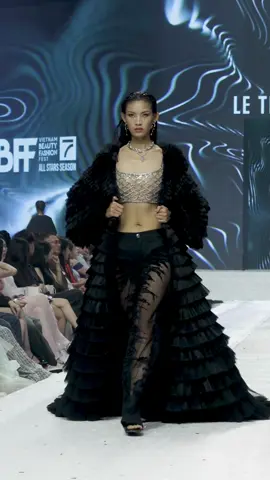 Model @HUỲNH TÚ ANH cá tính trong thiết kế two-pieces của Hoà. #LeThanhHoa #NTKLeThanhHoa #fashion #fashiondesigner #PreFall24 #VBFF #VBFFAllstars #Runway #model #tiktokgiaitri 