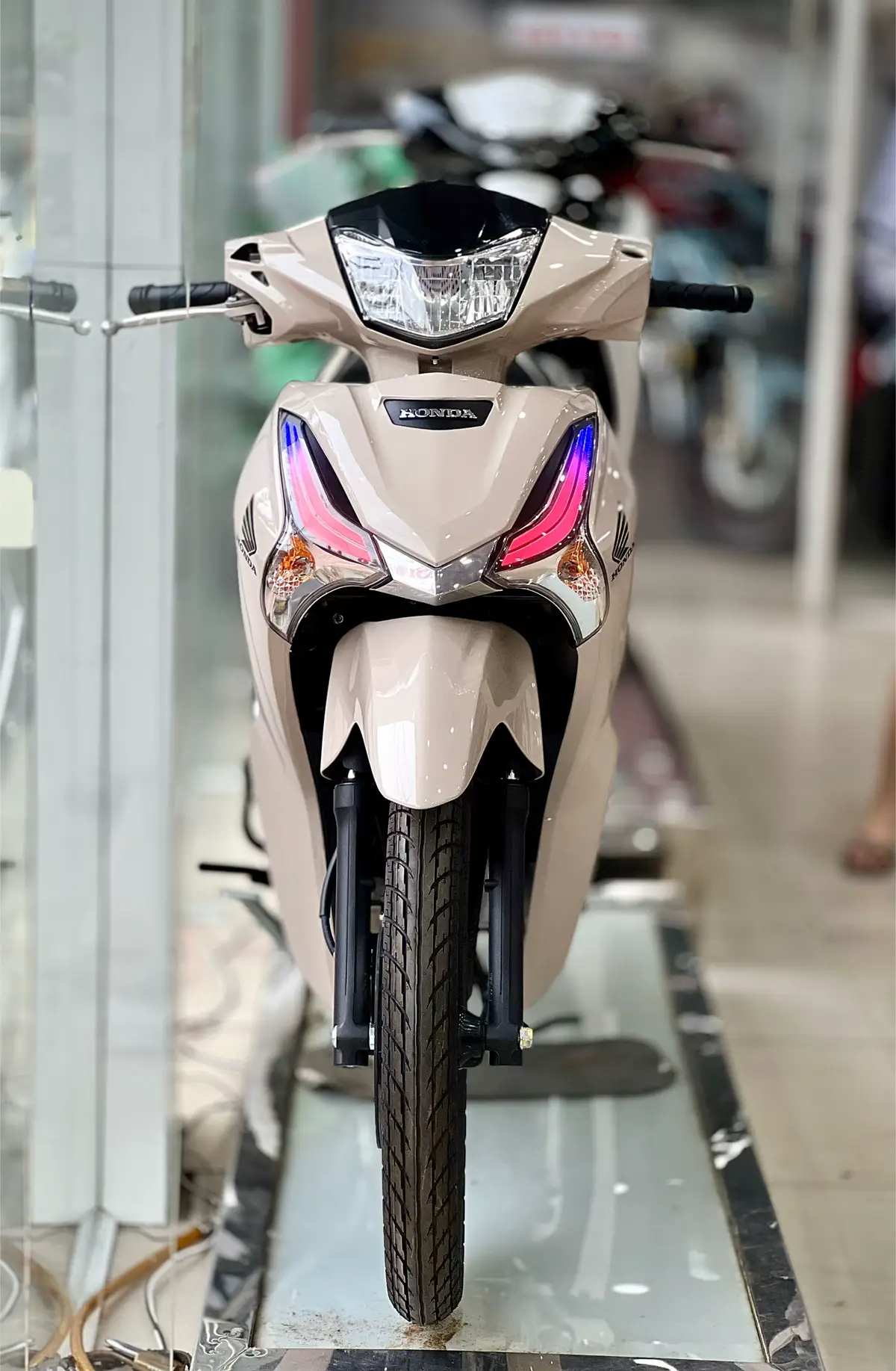 Xe Honda Future led fi 125cc 2025 màu kem cổ điển độ led audi với 4🔩 #future #hondafuture #future125i #honda #xedokieng #xedovietnam #xemaytragop #xuhuongtiktok #thinhhanh 