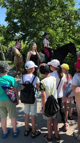 «Домашки» відвідали кінно-спортивний клуб «Моя мрія» 💫 Власниця клубу пані Яна Видничук та її помічниці розповіли багато цікавого про коней, їх звички і про те, як вони до неї потрапили.  Деякі історії були просто моторошні, адже кількох коней довелось рятувати від обстрілів😔  Але тепер ці прекрасні тварини у безпеці, доглянуті і в грайливому настрої 🥰 Діти поїздили верхи, отримали купу незабутніх вражень та яскравих емоцій! А ще побачили справжній майстер-клас з «педикюру» для коней 🐴 Літо продовжується, тож вперед до пригод з «Домашками» 🌞 Записатись у табір можна за тел.:📲 (097) 861 06 34 вул. Скалецького, 36А Детальніше: https://www.facebook.com/ordomashka #літнійтабірвінниця  #кіннийклуб  #літнійтабірдлядітей 