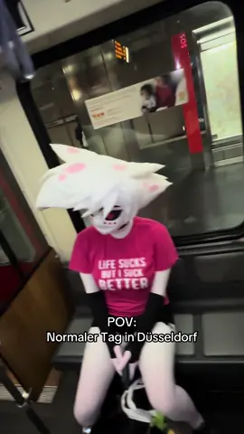 Was ist mit Düsseldorf los😭#tomontop #tomwuppertal #düsseldorf #fury #cosplay #meme #train #cringe #pov 