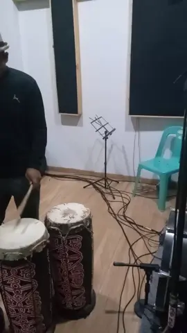 alat musik tradisional khas Pakpak Sumatera Utara yang unik dan sarat akan makna, yaitu Genderang Sisibah. Genderang Sisibah ini adalah instrumen musik tradisional yang terdiri dari sembilan buah Sibah yang mirip seperti gendang. #njuahnjuah #pakpakustik #pemudapakpak 