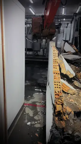 Trabalho noturno, demolindo.