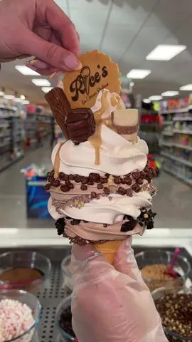 When you can’t decide what ice cream and toppings to get.. get them all😜 #icecream #viral #dessert #chocolate #nutella #softserve #kinder 