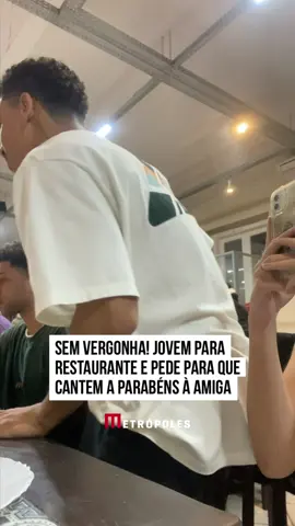 Um jovem sem vergonha decidiu fazer uma bela surpresa para #amiga durante o #aniversário dela. Em determinado momento da comemoração, ele sobe na cadeira do #restaurante e grita pedindo a atenção de todos. 
