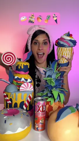 טירוף כזה על הפחית שלנו לא דמיינתי שיהיה, ועבר רק שבוע😱! אתם עפים קיצוני על הטעם החדש ל-XL וגם על המראה, שבתכלס אתם בחרתם, כששאלתי אתכם בסטורי מה אתם חושבים שצריך להיות על הפחית שהכי מאפיין אותי, כולכם עניתם פה אחד- אוכל, מושחת, מתוק וצבעוני.. וכך נבחרו האלמנטים אחד אחד, עוגת קומות מושחתת שנוזל ממנה צ׳דר וחלק ממנה הוא בכלל המבורגר? משוגע כמוני, דונאט, גלידה, ורוד, כתום, מתוק, צועק, וכמובן, פירות הקיץ האהובים עליי ועל והטעם של הקיץ- מנגו ואננס! בשיתוף @XL Israel #עומרלוי 