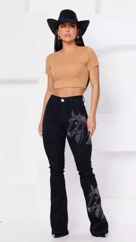 Amiga, olha só essa Calça Flare Country que acabou de chegar na loja! 😍 Destaques que você vai amar: - Cintura alta que modela e alonga a silhueta, perfeito né? - Detalhe incrível de cavalo em strass, super estiloso - Jeans com elastano, conforto total - Tem do 36 ao 44, pra todo mundo arrasar Para comprar: acesse nosso site no link da bio ou acesse www.estiloessencial26.com Valor | Calça : 149,90 #calçaflare #estilocountryfeminino #festasjulinas #arraialcomestilo #modaboiadeira