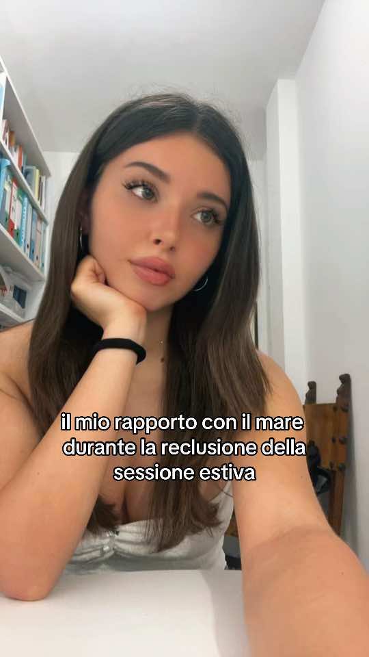 tradito con la biblioteca #raffaellacarrà #rosso #contenutosponsorizzato 