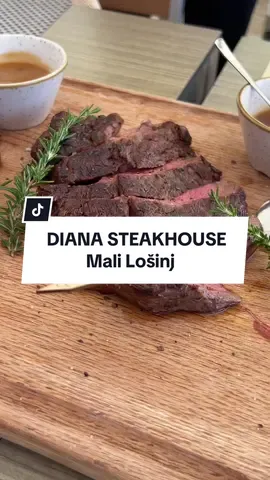 Diana Steakhosue, Mali Lošinj Svake godine kada dođem u Mali Lošinj, a ovo je sada već treća u nizu, ide poseta Diani na stejkove. Prošle godine su ubacili asado grill i bilo je top ali ove godine mi se čini da su otišli korak dalje u svemu. Od izbora mesa do pripreme sve je izuzetno. Naravno pre svega se izdvaja Wagyu A5 entrecote, to je nepobediv ukus ali i ostala mesa su odlična uz posebne pohvale za burger. 🔥