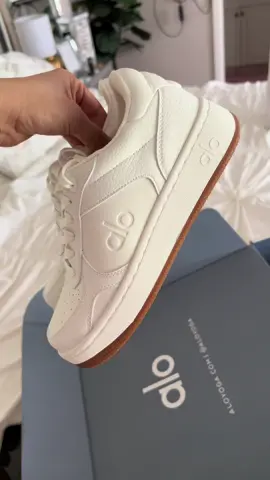 New kicks 🐚🫶🏻@Alo Yoga #unboxing #alo #aloyoga #fypシ゚viral #white #sneakers #alosneakers #whitesneakers #shoes #yoga #freshkicks #kick 