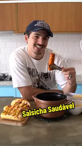 SALSICHA SAUDÁVEL EXISTE?! VEM VER 😱🤤🌭 Encontrei uma das receitas mais surpreendentes do ano e posso provar! ESSA SALSICHA AQUI VOCÊ POSE COMER SEM PESO NA CONSCIÊNCIA!!! 😍🥹🙌🏽 A criançada vai amar... É realmente uma opção INCRÍVEL pra quem não quer/pode comer salsicha normal. VALE A PENA DEMAAAAIS 🙏🏼😮‍💨 Marca o @ que vai testar essa com você! 🥰🫶🏻 Ingredientes 👨🏻‍🍳 - Peito de Frango - Cebola em pó - Páprica Defumada - Sal & Pimenta do Reino 🌭 Pãozinho de sua preferência / Purê de batatas / Ketchup / Mostarda Preparo: Enrolar no plástico filme e levar ao freezer pra pegar uma consistência mínima... 20 minutinhos no freezer resolve! Depois leva para a airfryer por 15 minutos a 200°c PODE FAZER QUE VAI DAR BOOOOM DEMAIS 😍🥰🫶🏻 #hotdog #receitasaudavel #culinaria #comida #fit #comidafit #comidasaudavel 
