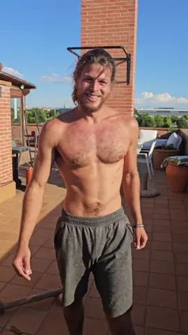 Estas acciones que realizan nuestros brazos han garantizado nuestra supervivencia. Lanzamientos: patrón de movimiento fundamental, el cual ha sido vital para la caza. Manipulación de objetos: Sobre todo en situaciones bélicas y cotidianas. Colgarse y trepar: para recolectar, refugiarse... Hay una función más que es muy importante y que si ves mis videos, verás que la hago mucho. ¿Adivinas cuál es? Te leo. Como ves en todos estos movimientos aunque los brazos sean imprescindibles se usa todo el cuerpo en armonía y sinergia. Si no haces nada te recomiendo que empieces a hacer alguno, y si solo entrenas muscularmente tus brazos también deberías compensarlo con alguno de estos. Démosle a nuestro cuerpo lo que quieren nuestros genes. Un abrazo. #movimiento #natural #lanzar  #colgarse #fuerza #coordinacion  #serhumano #vidaactiva #salud 