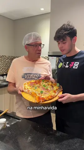 Aparência não ta das melhores mas o sabor ta mt bom😋 Pizza Portuguesa Especial ingredientes: -Molho de tomate -Presunto cortado -Queijo Mussarela -Cebola -Catupiry -Orégano -Manjericão