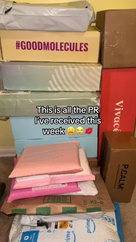 Chileeeeee 😭💕 get ready for all these upcoming videos 😂🙌🏽 #fyp #fypage #fypシ゚viral #prunboxing #packages #gifted #foryoupage #contentcreator #nanoinfluencer #beauty #collab #collabs #smallcontentcreator #mail #blowthisup #wiginfluencer #imsoul 