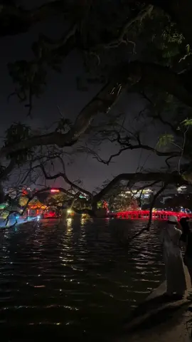 Hà Nội có lẽ đẹp nhất về đêm😇  Đây là bài hát đã từ rất lâu rồi mà tôi vẫn thích nghe, nó giúp tâm trạng tôi thoải mái và an nhiên hơn😊 #hanoivedem #hoguom #cauthehuc #musictoday #annhien #thanhbinh #tamtrangcuatoi #tuoithocuatoi 