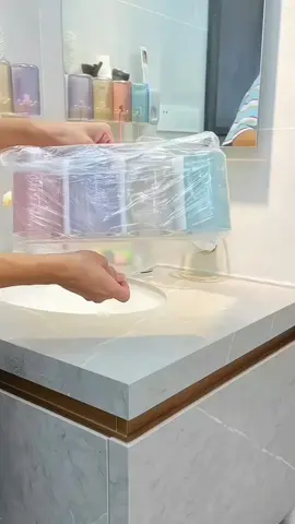 Thật là thiết thực khi có một giá đựng bàn chải đánh răng như thế này trong phòng tắm. Cốc đựng bàn chải đánh răng được úp ngược để thoát nước, sẽ không tạo ra vi khuẩn. Sạch sẽ và hợp vệ sinh!! #giadungbanchaidanhrang #giadungnhatam #tienich #thietthuc #jizonguyen 