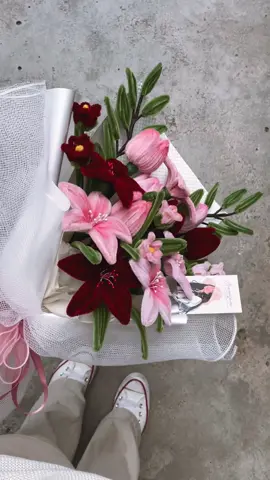 Pink and maroon, such a nice combination 🥰 #chenilleflowers #bungakawatbulu #bouquet #bouquetjohorbahru #bouquetjb #annaazman #fypシ #smallbusinessmalaysia #handmade #SmallBusiness #chenilleflowermalaysia #chenilleflowerjohor #kemnhung 