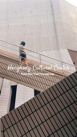 📍 Hongkong Cultural Center | Tsim Sha Tsui | Hong Kong Đến hongkong thì mí bạn ghé đây tham quan với chụp hình sống ảo tí nha, ánh nắng tầm chiều khoảng 3h cũng đẹp lắm á 💡Cái góc xéo xéo thì 4 mặt bên hông của toà nhà đều có, nên bạn lựa xem mặt nào còn ánh nắng hoặc vắng người hơn thì chụp nha #travel #traveltiktok #traveltips #travellife #dulich #travelvlog #hongkong #hongkongtravel #hongkongculturalcentre 