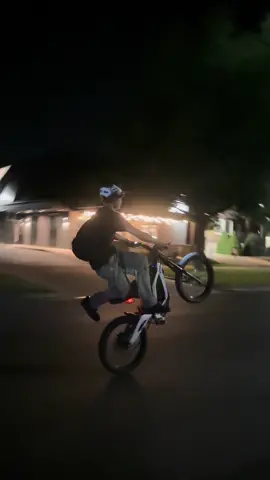 No rear brake wheelies🙀#surron #fyp #wheelies #trainedprofessional #wearhelmet #fypシ #xzyabcx #surronx #utah #blowthisup 