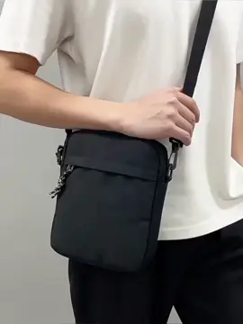 Mẫu túi đeo chéo Basic nam nữ đều mang okay , chất vải oxford chống thấm nước, túi với nhiều ngăn đựng được nhiều phụ kiện cần thiết cho các bạn khi ra đường #Túi  #tuideocheo