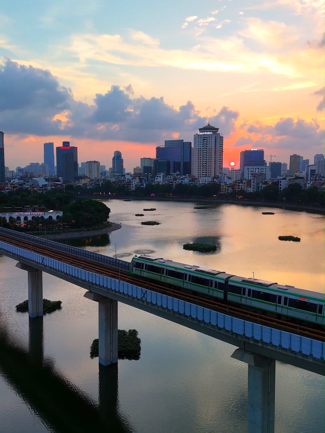 Hoàng hôn trên hồ Hoàng Cầu chiều ngày 06/07/2024 #ruahocbay #hohoangcau #hoangcau #metro #catlinhhadong #hoanghon