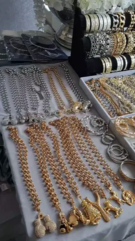 Live jewellery sale  #jewellery #stainlesssteeljewellery #goldplatedjewellery #silverplatedjewellery #chunkyjewellery #ticktockshopping #shopping #tictokshop 