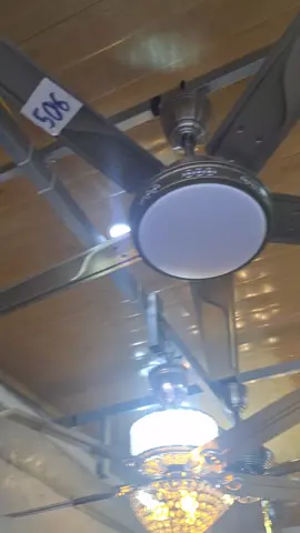 quạt trần  5 cánh  động cơ  lõi  đồng sử dụng  động cơ  DC  tiếp  kiệm  điện  có  2 màu  vàng  tây  và  đồng  xanh để  cho  các  bác  chọn 