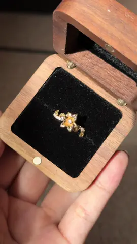 I love you LILY💗 #flowerring #handmadejewelry #uniquering #diamondring #flowerengagementring #naturalinspiredjewelry #leafring #naturalinspiration #handmadewithlove #lilyflower 