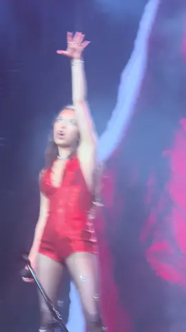 getting to scream this with her was so fun  ‘all american bitch’ outro live from detroit 3/23/24 @Olivia Rodrigo @livies hq ❤️ #oliviarodrigo #gutstour #guts #allamericanbitch #sour #concert #singing #live #fypage #foryou #trending #gutsworldtour #detroit 