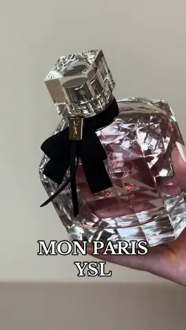 O meu mais novo vício 🖤 Mon Paris de @yslbeauty  Esse é o verdadeiro perfume de patricinha! Um floral frutado com cheirinho de morango e framboesa, flores brancas, baunilha e almíscar. Que perfeição 🎀 Não posso deixar de pontuar essa observação importantíssima: se você quer um perfume que dure o dia inteirinho na sua pele, esse é o perfume! Que fixação de milhões 🤩 #monparis #monparisysl #colecaodeperfumes #parfum #perfumetok #perfumetiktok #perfumefeminino #perfumedepatricinha @SAINT LAURENT 