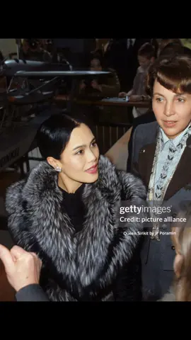 สื่อสหรัฐอเมริกาเผยความสง่างามของควีนสิริกิติ์ที่ทรงสง่างามทะลุกล้อง Getty images ยิ่งพระชนม์พรรษามากพระนางยิ่งสง่า Queen Sirikit was once known as the most elegant queen in the world in the 1957 era.  Moreover, His Majesty is a model for wearing Thai clothing that is presented to the media around the world @JP Poramin @JP Poramin @JP Poramin #สื่อสหรัฐ #gettyimages #queensirikit #ในหลวงรัชกาลที่9 #พระพันปีหลวง#queensirikitfashion #queensirikitthailand #สมเด็จพระนางเจ้าสิริกิติ์พระบรมราชินีนาถ #ควีนสิริกิติ์ #ไวรัลพระพันปี #ประเทศไทยในอดีต #แฟชั่นผู้หญิง #missuniversethailand #missuniverse #ทรงเฟียส #longervideos #jookkyporamin #มาแรงในtiktok 