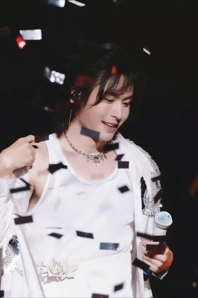 @zhangzhehan_official  ⭐️张哲瀚官方个人网站： 🔗 https://zhangzhehan.net ⭐️张哲瀚instagram账号： 🔗https://www.instagram.com/zhangzhehan_super3?igsh=cTh1aml6MWl2MXU= ⭐️张哲瀚工作室instagram账号： 🔗https://www.instagram.com/zhangzhehan_official?igsh=czE0eDV3cHBkd2lx ⭐️张哲瀚工作室微博账号： 🔗https://weibo.com/u/2303236491 ⭐️张哲瀚Tiktok账号： 🔗https://www.tiktok.com/@zhangzhehanofficial?_t=8nVG24WgCYI&_r=1 ⭐️张哲瀚微信公众号：张三坚回来了 ⭐️张哲瀚工作室微信公众号：冉以音乐 ⭐️张妈妈微信公众号：追逐远方的梦 ⭐️张哲瀚潮牌EHz·Z 微信公众号：EHzZ服装 ⭐️张哲瀚潮牌EHz·Z instagram账号： 🔗https://www.instagram.com/ehz.z_official?igsh=b3IwOTltZnpocjRn ⭐️张哲瀚潮牌EHz·Z 小红书账号： 🔗https://www.xiaohongshu.com/user/profile/62b189bf0000000019029b71?xhsshare=CopyLink&appuid=5fea9efb0000000001003343&apptime=1719347659 ⭐️张哲瀚潮牌EHz·Z抖音账号： 🔗1- 长按复制此条消息，打开抖音搜索，查看TA的更多作品。 https://v.douyin.com/i66VVPuq/ 5@8.com :9pm ⭐️张哲瀚官方周边微信公众号：HZ BAOBAO ⭐️张哲瀚官方周边小红书账号： 🔗https://www.xiaohongshu.com/user/profile/644b626e000000000f005992?xhsshare=CopyLink&appuid=5fea9efb0000000001003343&apptime=1719347696 ⭐️张哲瀚官方周边抖音账号：  🔗4- 长按复制此条消息，打开抖音搜索，查看TA的更多作品。 https://v.douyin.com/i66VaLTD/ 9@0.com :7pm ⭐️宝登源微信公众号：宝登源茶业 ⭐️宝登源小红书账号： 🔗http://www.xiaohongshu.com/user/profile/62d5086d000000000e00eae0?tab=goods&channelType=share_outside&xhsshare=CopyLink&appuid=5fea9efb0000000001003343&apptime=1719347621 ⭐️宝登源抖音账号： 🔗9- 长按复制此条消息，打开抖音搜索，查看TA的更多作品。 https://v.douyin.com/i66VU7Na/ 1@8.com :8pm ⭐️可乐抖音账号：🔗 1- 长按复制此条消息，打开抖音搜索，查看TA的更多作品。 https://v.douyin.com/i66Vh8om/ 0@4.com :0pm