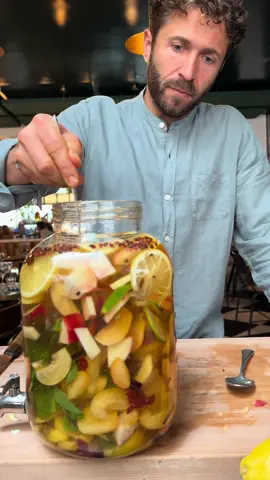 Sangria blanche à volonté pour tout l’été 🍑🍋‍🟩🍋 🔥  2 b de blanc sec 1 b de vin sucré  250 gr d’armagnac  100 gr de sucre  Une branche de menthe  Fruits et épices à gogo  #sangria #sangría #sangriawine #apero #apéro #aperitivo #aperitif #aperitifdinatoire #fruit #spice #fruits #fruitlover #alcool #armagnac #wine #winelover #Summer #summervibes #summertime #sun #whitewine 