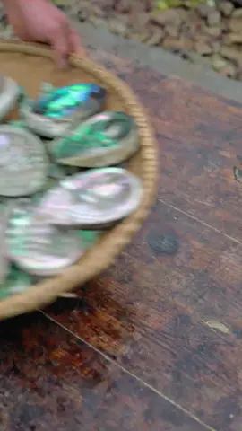 The comb is made of wood and the mother-of-pearl inlay is flat and slip-on.#Chineseculture#handmade #handwork#learnontikok #rualife #handcraf #interesting