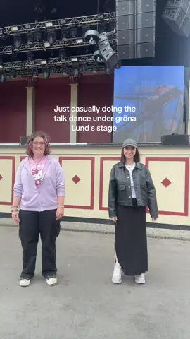 @auro (omar's version) 💜  @OMAR  not us doing this with a lot of people watching 🥹✨  #dance #talk #dancechallenge #dancetutorial 