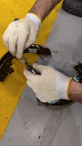 install new brake shoe  #howto #usa #mechanic #tips 