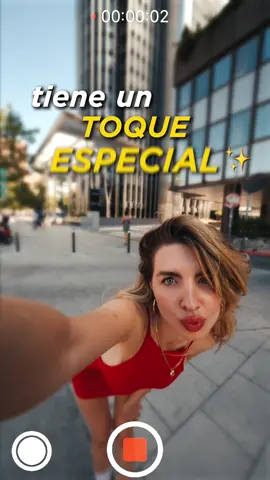 La interacción directa a cámara es una herramienta que potenciará visualmente todos tus vídeos⚡️ Aquí te dejo 6 ideas rápidas de cómo puedes hacerlo en tu próximo vídeo 🔥 1 - GOLPE A CÁMARA + BARRIDO: Haz que el modelo golpee la cámara y muévela hacia la izquierda o derecha rápidamente. Así tendrás un barrido que podrás conectar con otro plano fácilmente. 2 - SELFIE + TAPAR LENTE: El selfie es un recurso que rompe bastante el patrón en los vídeos. Dale la cámara al modelo y que tape la lente con su mano, así lo podrás conectar con otro plano partiendo de negro. 3 - EFECTO ESPEJO: Simula que la lente es un espejo y haz que el modelo se peine, arregle o mire ahí. 4 - TOC TOC: Este es uno de los recursos que más me gusta para romper la cuarta pared. Dile al modelo que simule dar dos golpes a la lente para apelar directamente al espectador. 5 - GIRO 180 GRADOS: Dile al modelo que haga un giro en 90 grados al acabar el clip, y al iniciar el siguiente simula el giro hacia el mismo lado en 90 grados. El resultado le da bastante dinamismo al vídeo. Pruébalos!🔥 #transiciones #filmmaker #contentcreator #transicionesfaciles #fashionvideo #fashionfilm